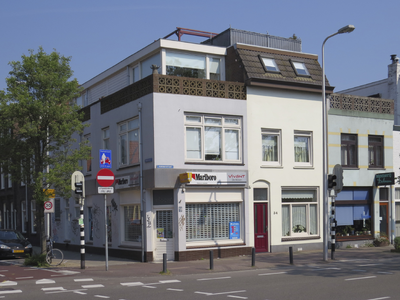 908637 Gezicht op het winkelhoekpand Adelaarstraat 32 te Utrecht, met links de Merelstraat.N.B. (ver)bouwjaar:1960 ...